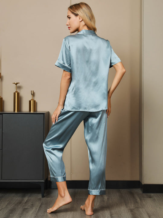 Elegantes Pyjama-Set aus Seide mit Bindung