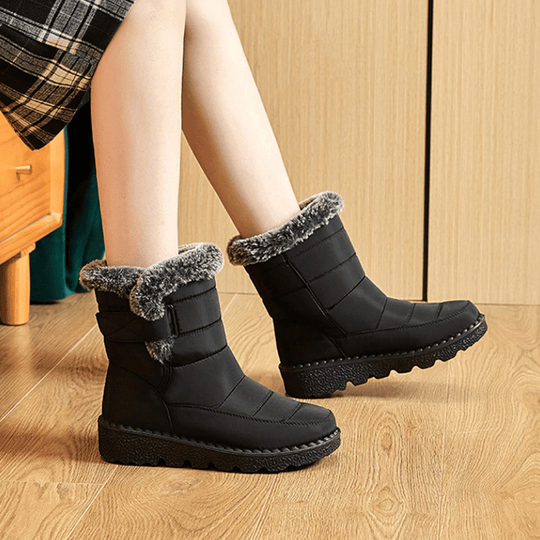 Plush-lined women's snow boots