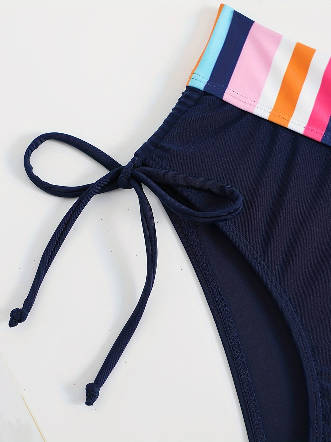 Bunt gestreiftes Bikini-Set mit Kordelzug