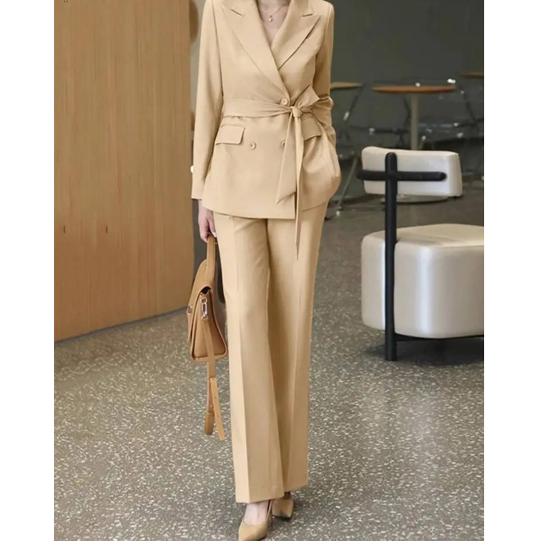 Blazer and trousers with belt in black and beige