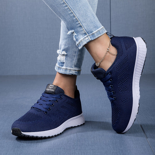 Lightweight and breathable sports shoes for women