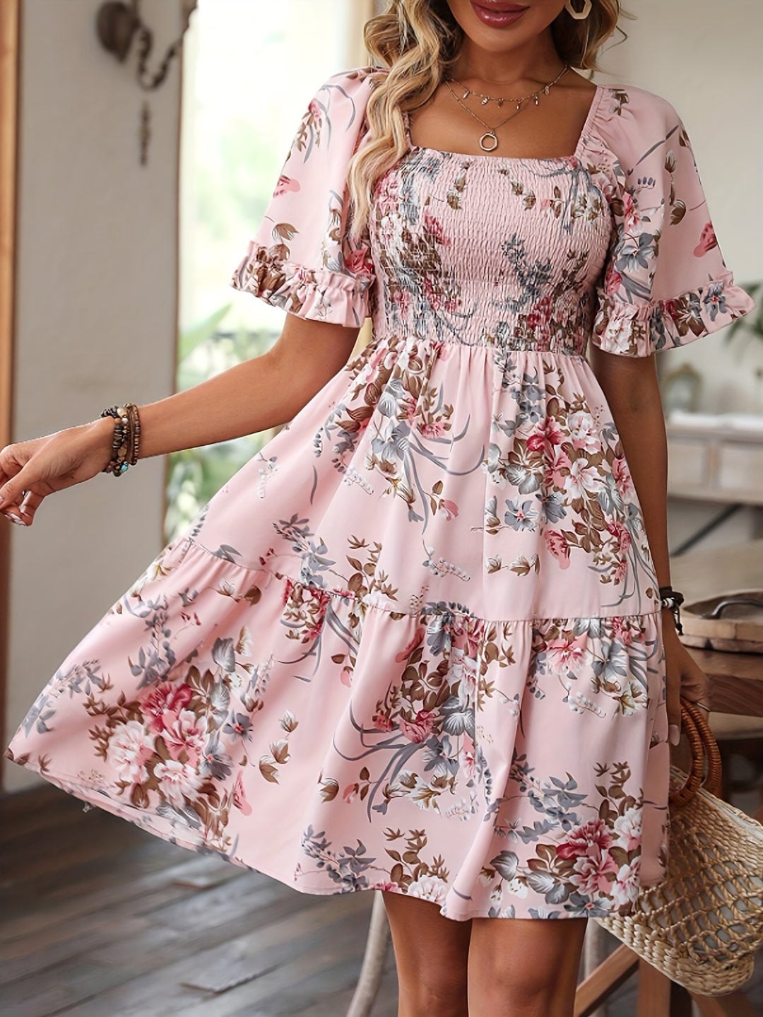 Elegant dress with gathered waist and floral print