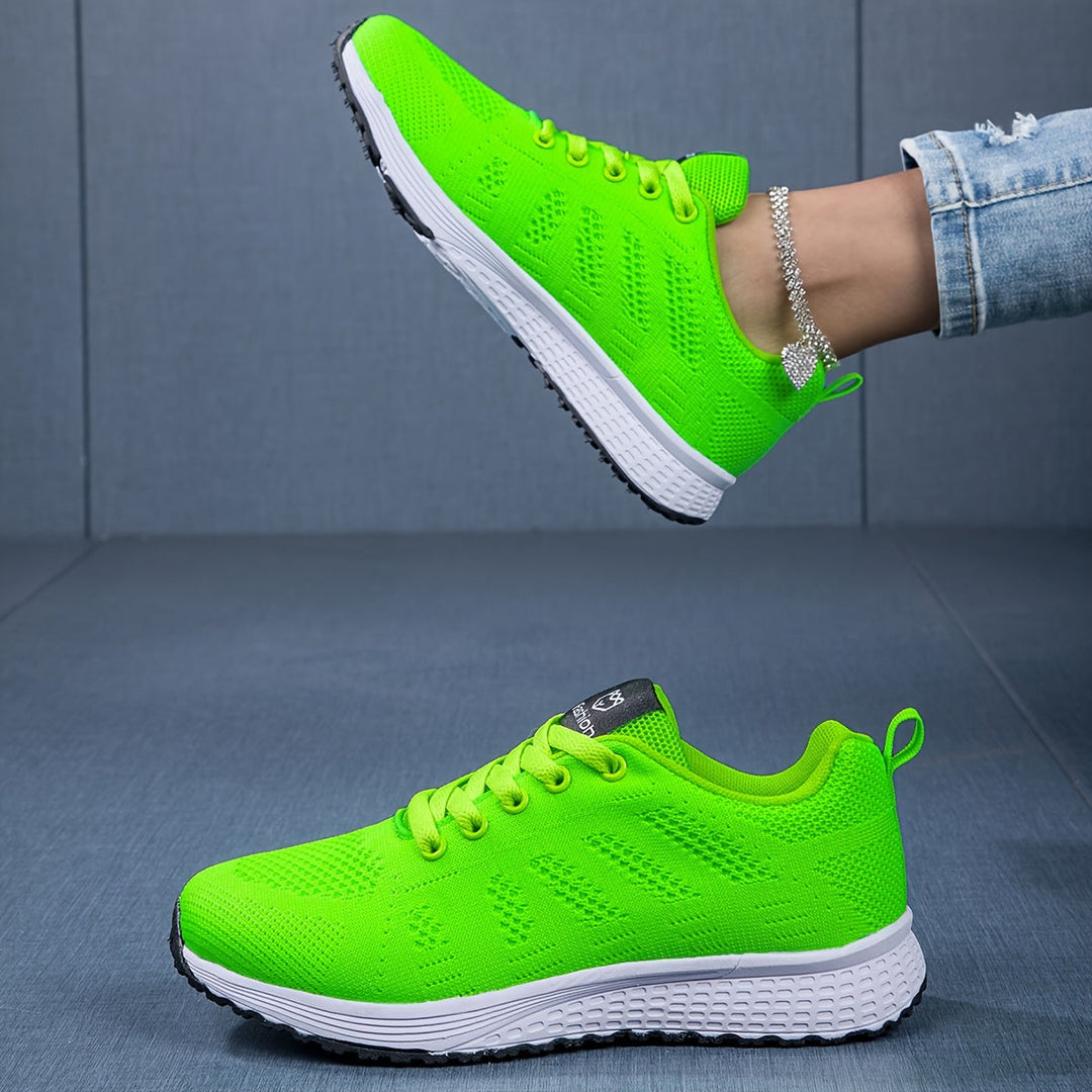 Lightweight and breathable sports shoes for women