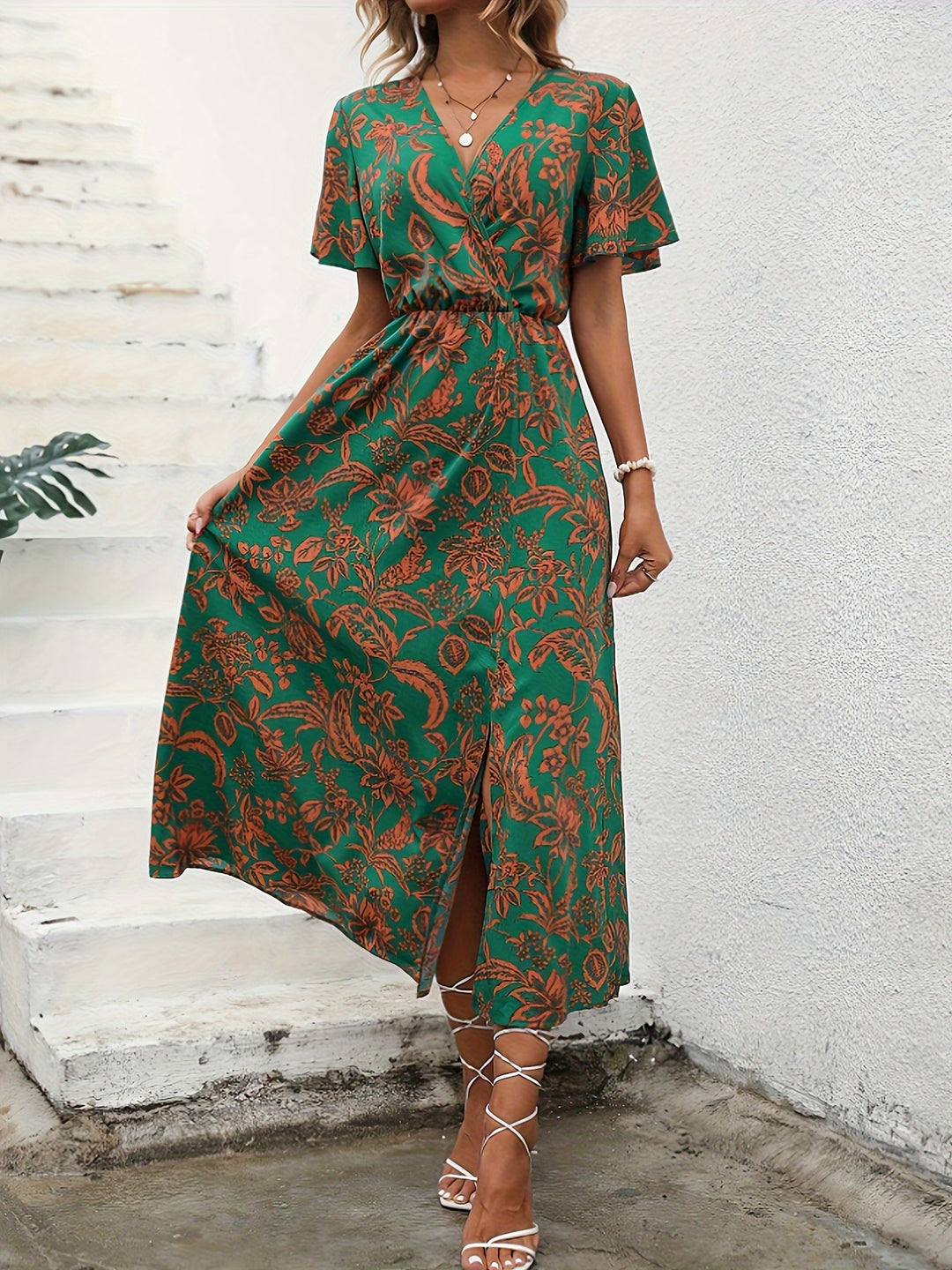 Elegant V-neck dress with floral pattern in A-line