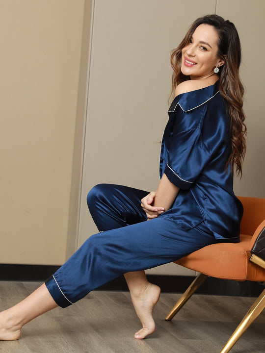 Elegantes Pyjama-Set aus Seide mit Bindung