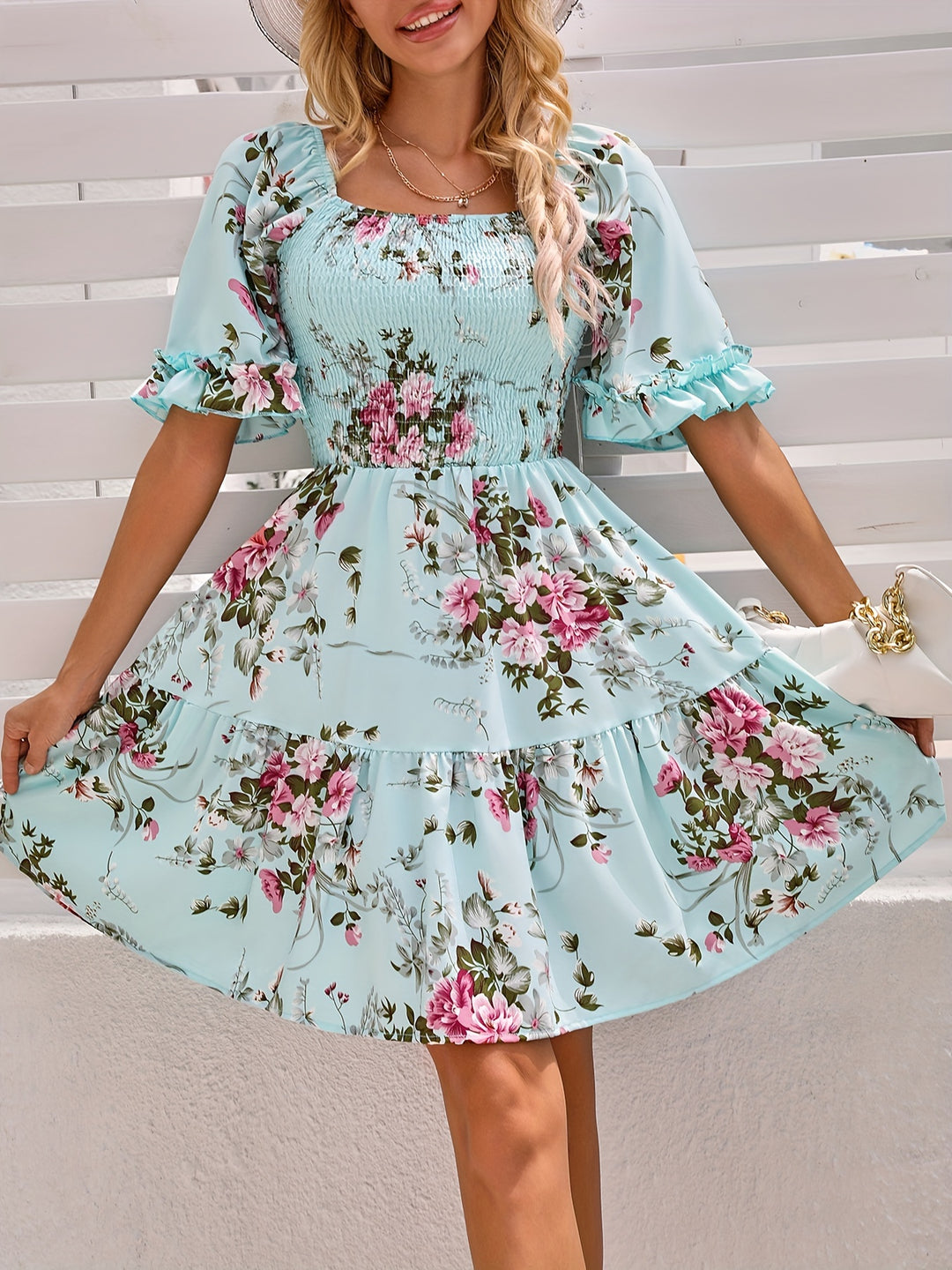 Elegant dress with gathered waist and floral print