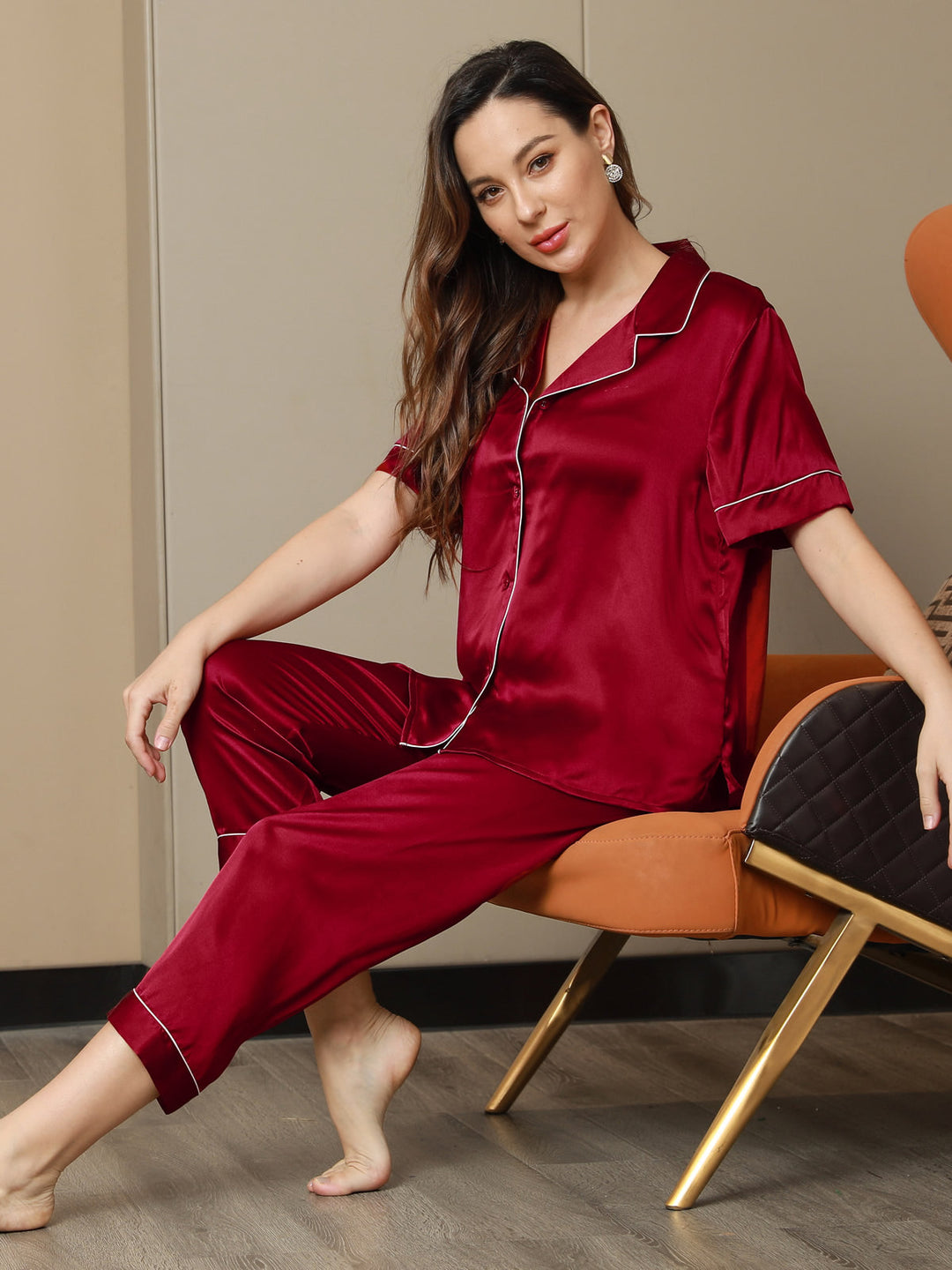 Elegantes Pyjama-Set aus Seide mit Bindung