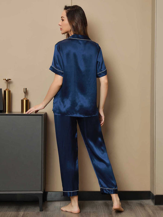 Elegantes Pyjama-Set aus Seide mit Bindung