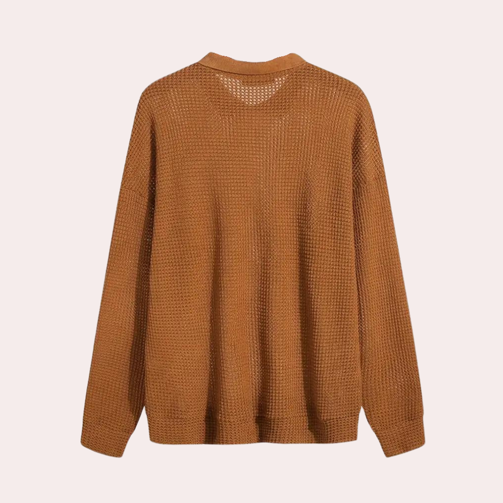 Men's knitted sweater with structure