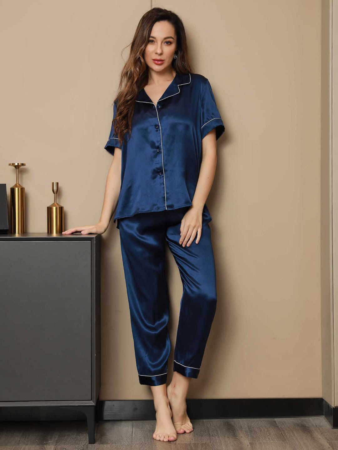 Elegantes Pyjama-Set aus Seide mit Bindung