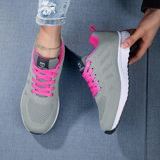 Lightweight and breathable sports shoes for women