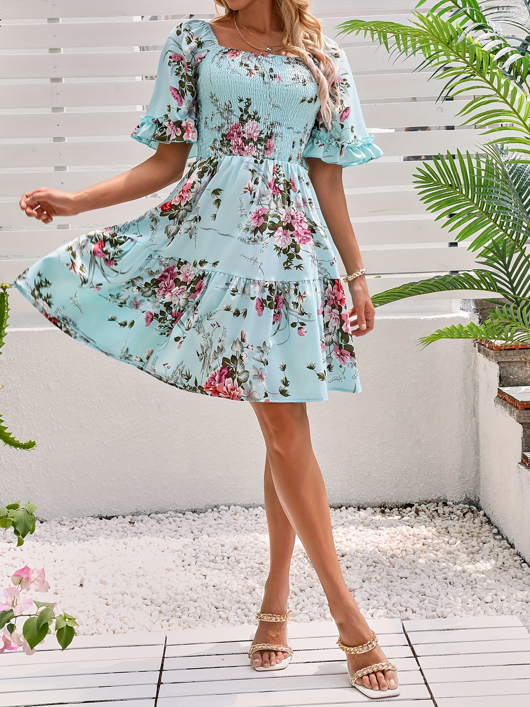 Elegant dress with gathered waist and floral print