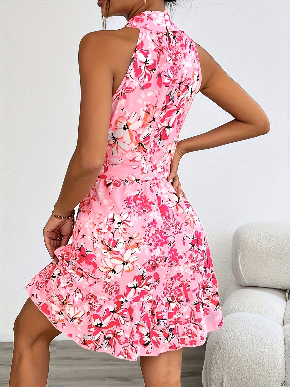 Elegant dress with belt and floral print