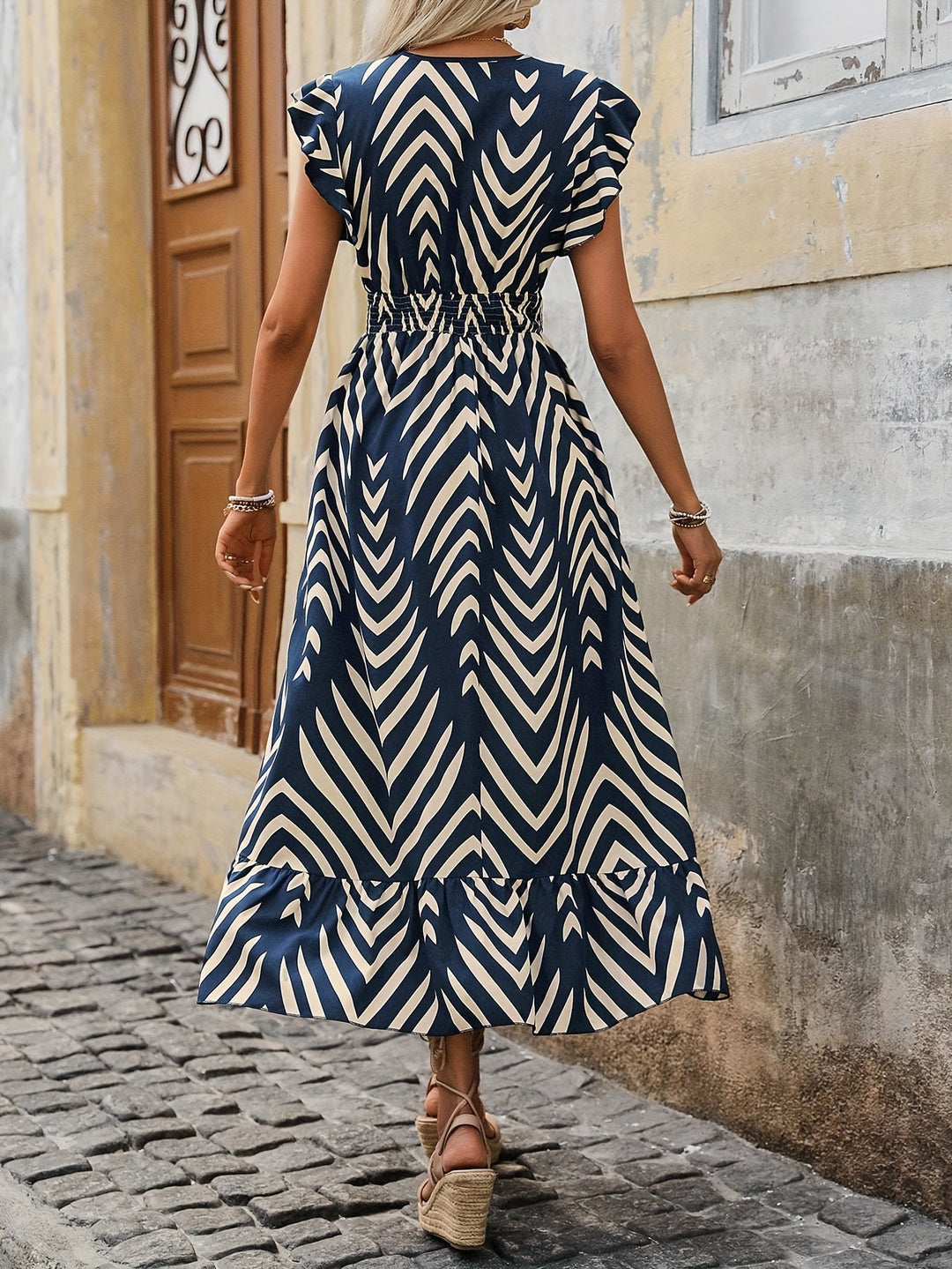 Elegant dress with gathered waist and all-over print