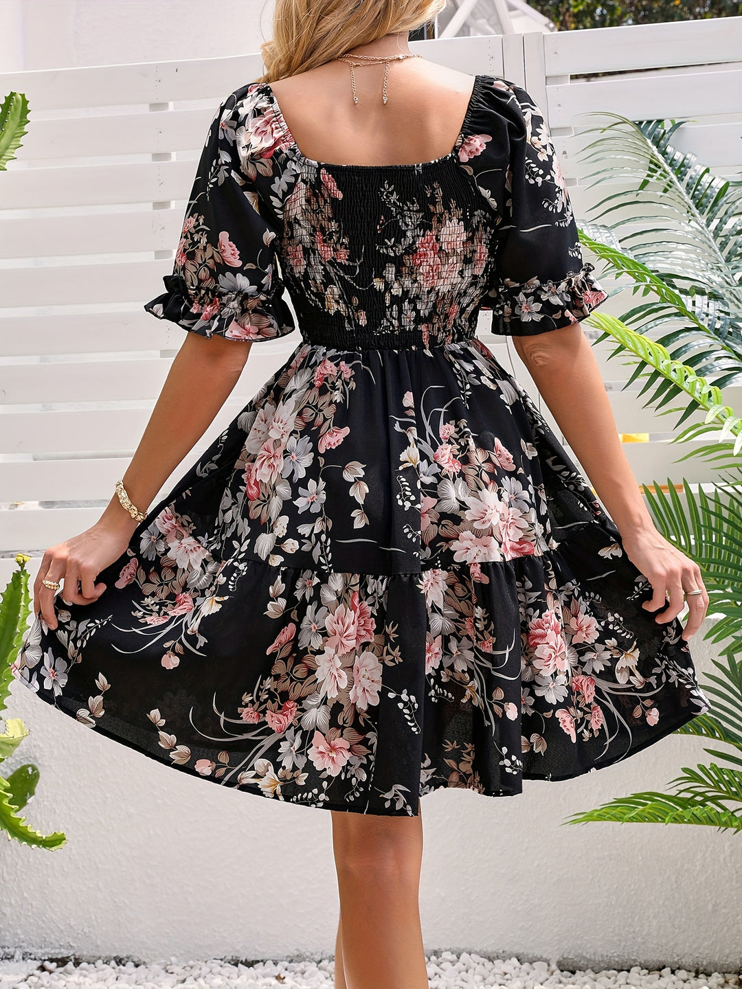 Elegant dress with gathered waist and floral print