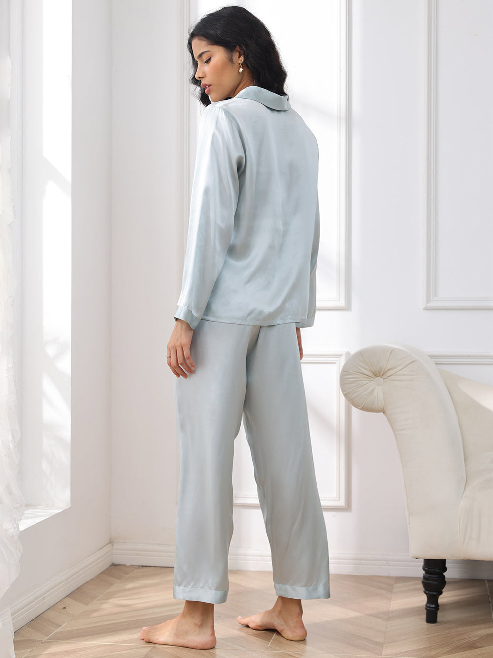 Luxuriöses Pyjama-Set aus reiner Seide mit Knöpfen