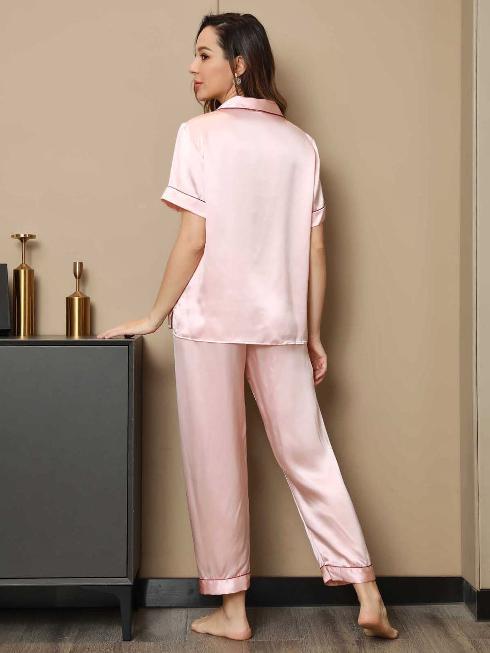 Elegantes Pyjama-Set aus Seide mit Bindung