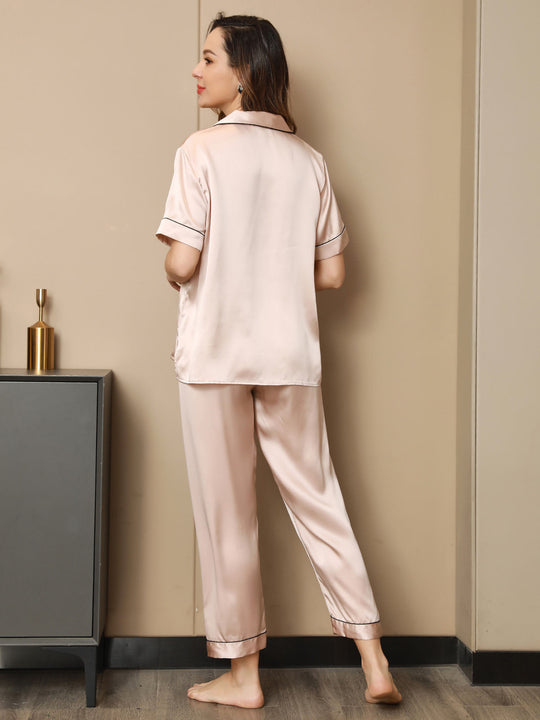 Elegantes Pyjama-Set aus Seide mit Bindung