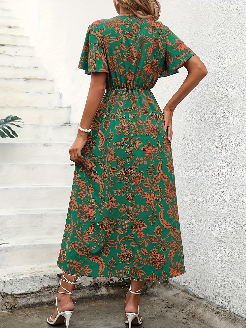 Elegant V-neck dress with floral pattern in A-line