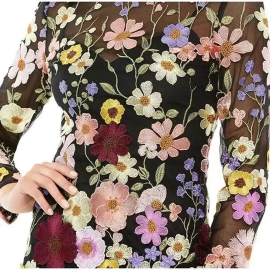 Kleid mit Blumenstickerei