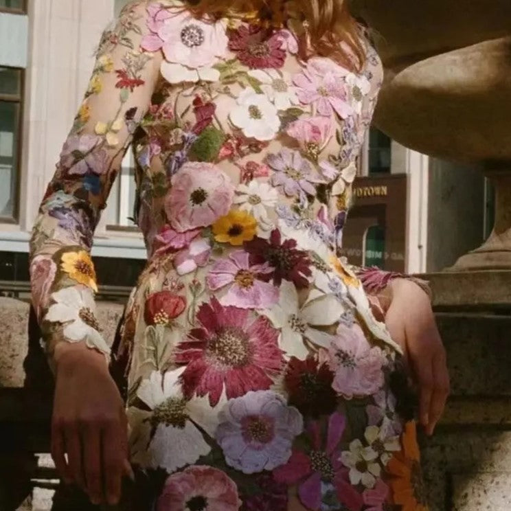 Kleid mit Blumenstickerei