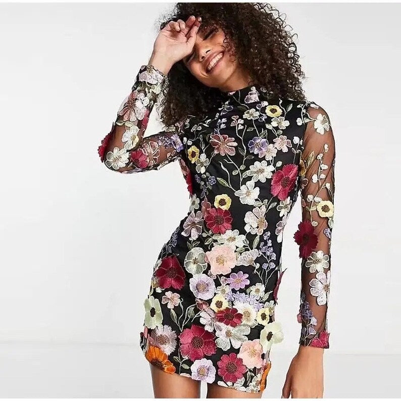 Kleid mit Blumenstickerei