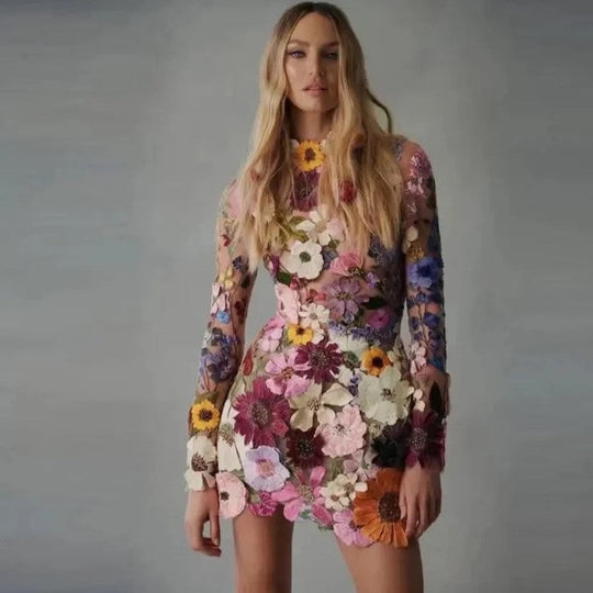 Kleid mit Blumenstickerei